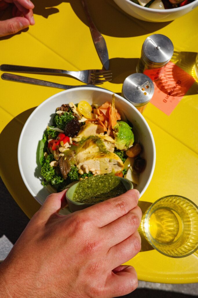 comida deliciosa en terraza en Barcelona