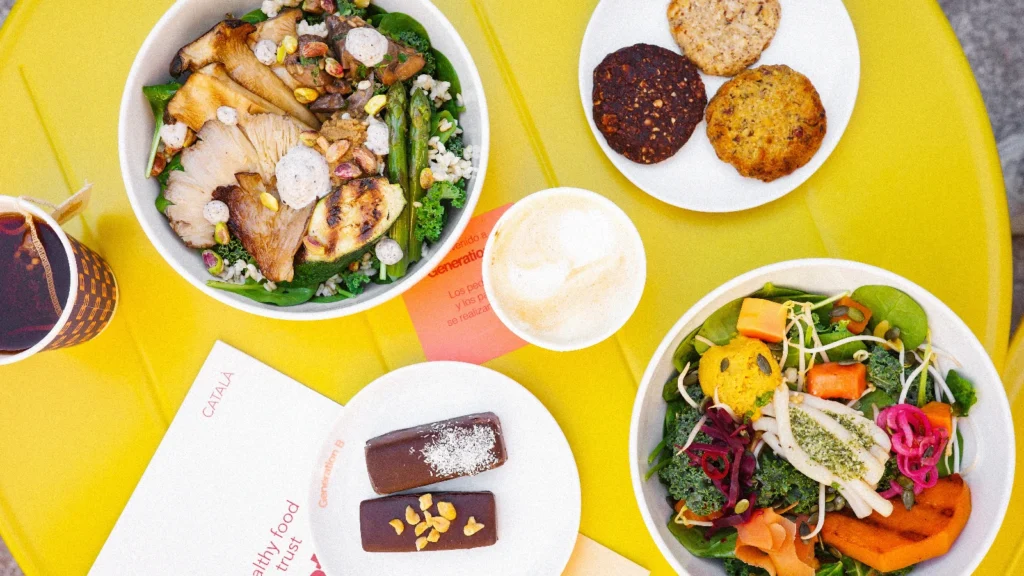 Mujer revisando el móvil durante un almuerzo con bowl en Generation B